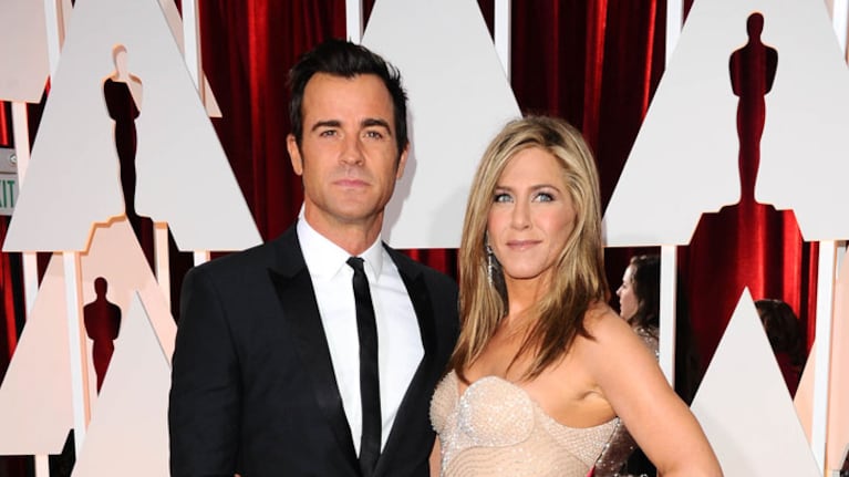Jennifer Aniston y su novio, Justin Theroux, enamorados en la alfombra roja (Foto: Grosby Group).