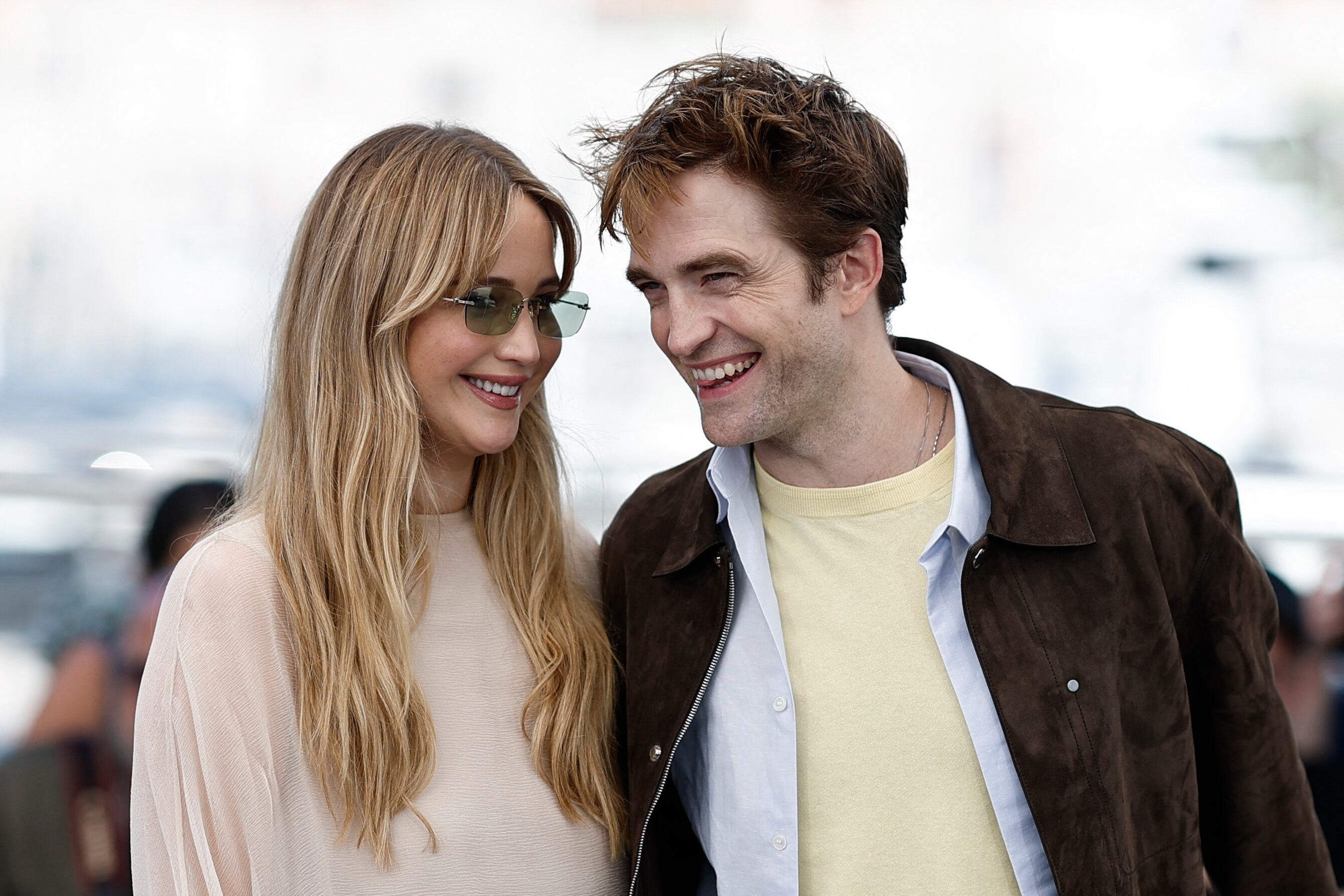 Jennifer Lawrence y Robert Pattinson en el 78th Cannes Film Festival in Cannes, Mayo 18, 2025. REUTERS/Benoit Tessier