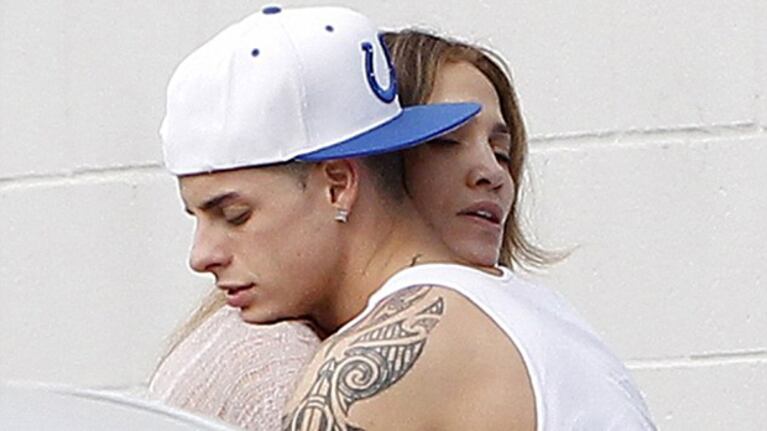 Jennifer López se mostró a los besos con su joven novio. (Foto: Daily Mail)
