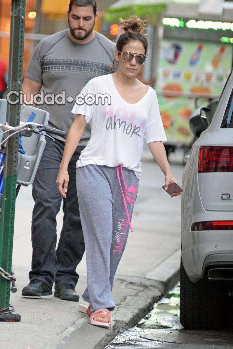 Jennifer Lopez sorprendió con su look de entrecasa tras su separación de Casper Smart: jogging y cara lavada 