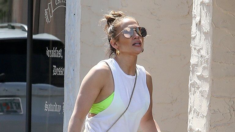 Jennifer López va al gimnasio con su propio merchandising: cartera, vaso y buzo personalizado