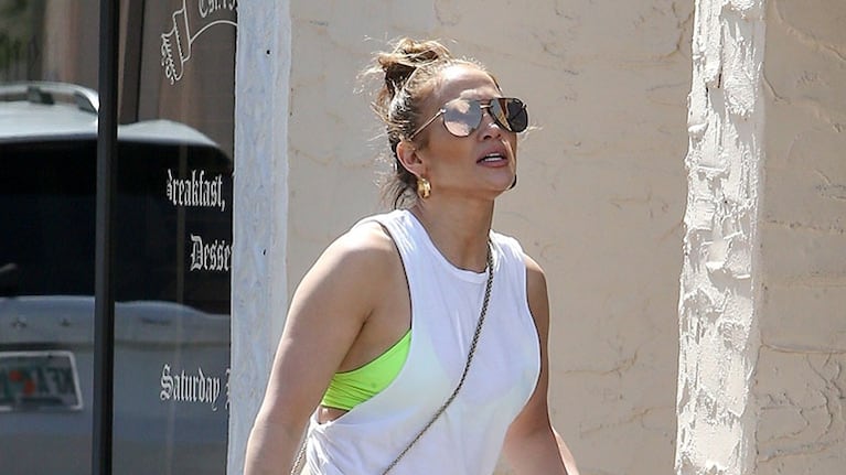 Jennifer López va al gimnasio con su propio merchandising: cartera, vaso y buzo personalizado