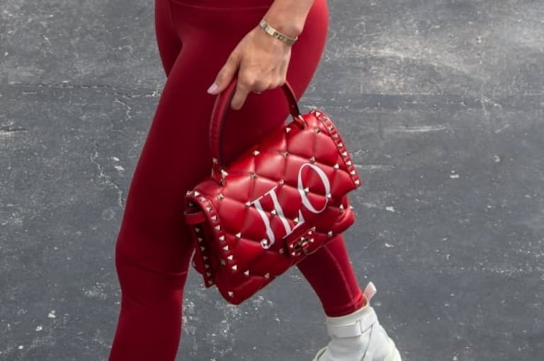 Jennifer López va al gimnasio con su propio "merchandising": cartera, vaso y buzo personalizado