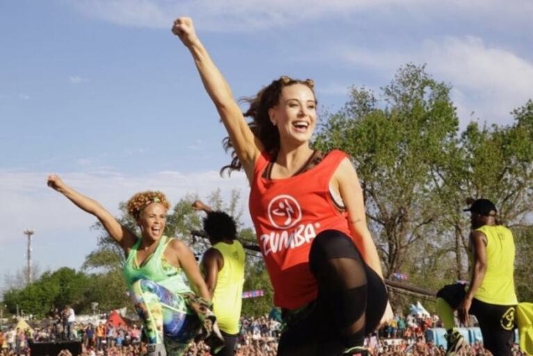 Jésica Cirio hizo una multitudinaria clase de zumba, ¡con 38 semanas de embarazo!