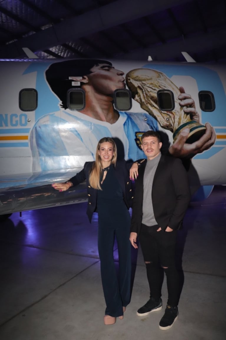 Jesica Cirio presentó el avión de Maradona junto al hijo de Martín Insaurralde