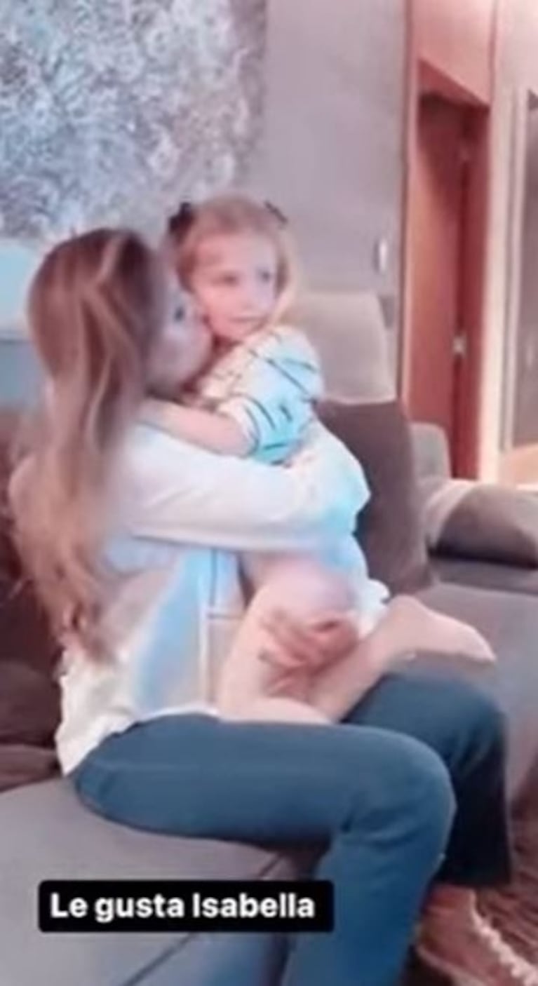 Jesica Cirio se mostró besando a su hija en la boca y desató una polémica