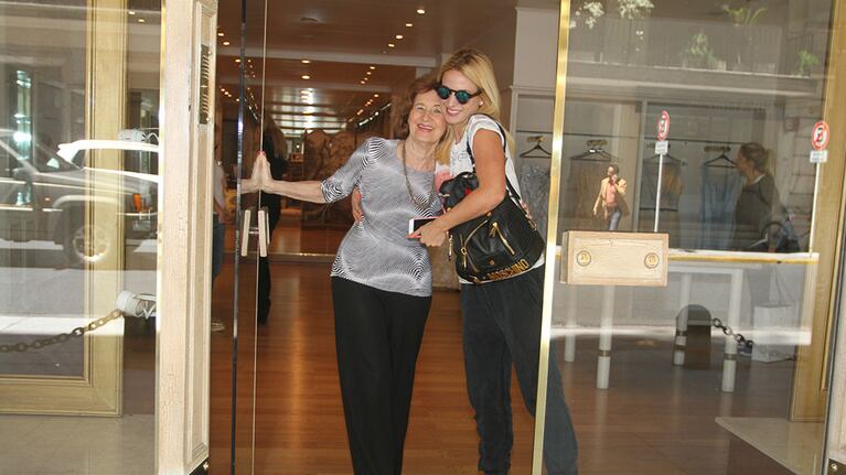 Jésica Cirio y Sylvie Burstin en la última prueba de vestido de la modelo (Fotos: Prensa).