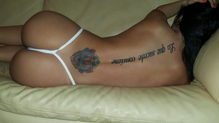 Jésica Hereñú presentó sus nuevos y significativos tatuajes con fotos ultra hot: ¡topless e hilo dental!
