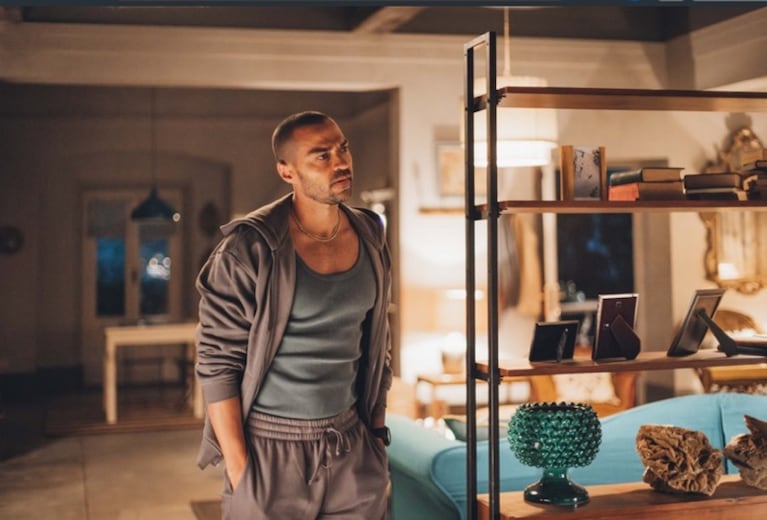 Jesse Williams en Hotel Costiera. Foto: Universal +