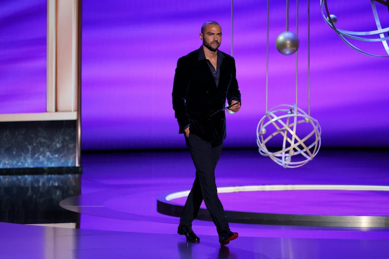 Jesse Williams en los 77th Primetime Emmy Awards en Los Angeles, California, U.S., September 14, 2025. REUTERS/Mike Blake