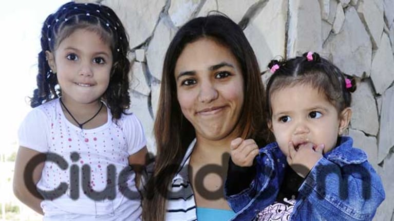 Jéssica junto a sus hijas. (Foto: Jennifer Rubio-Ciudad.com).