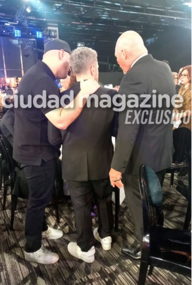 Jey Mammon compartió una foto con Jésica Cirio en los Martín Fierro 2023: el llamativo gesto de la conductora