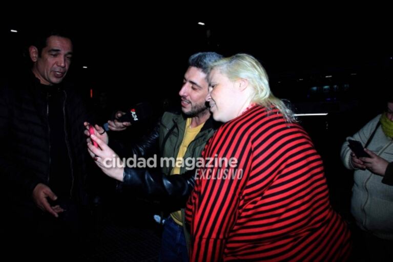 Jey Mammon fue al teatro y se sacó fotos con la gente en su primera salida pública