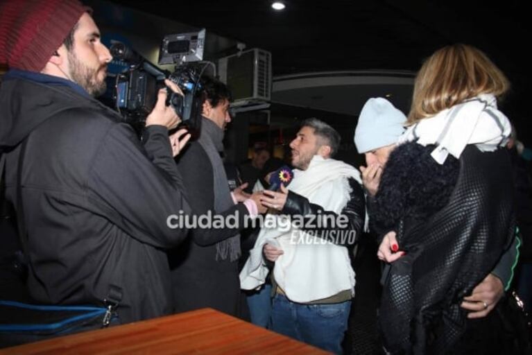 Jey Mammon fue al teatro y se sacó fotos con la gente en su primera salida pública