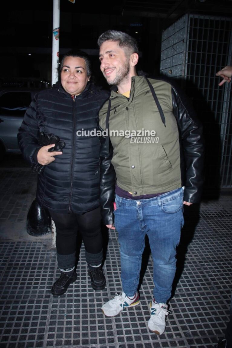 Jey Mammon fue al teatro y se sacó fotos con la gente en su primera salida pública