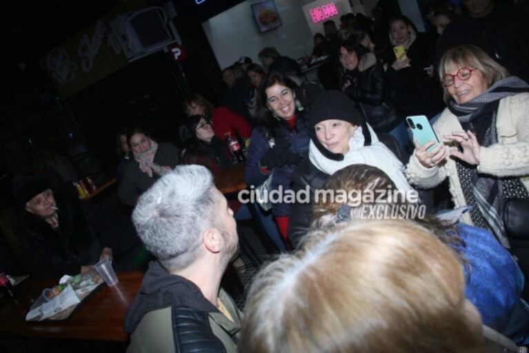 Jey Mammon fue al teatro y se sacó fotos con la gente en su primera salida pública