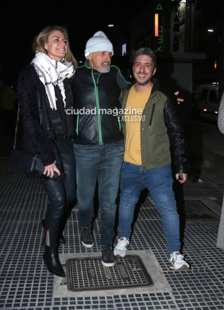 Jey Mammon fue al teatro y se sacó fotos con la gente en su primera salida pública