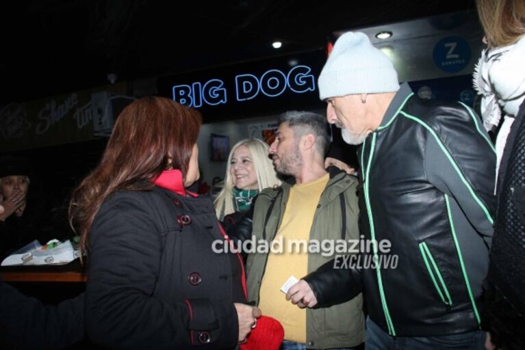 Jey Mammon fue al teatro y se sacó fotos con la gente en su primera salida pública