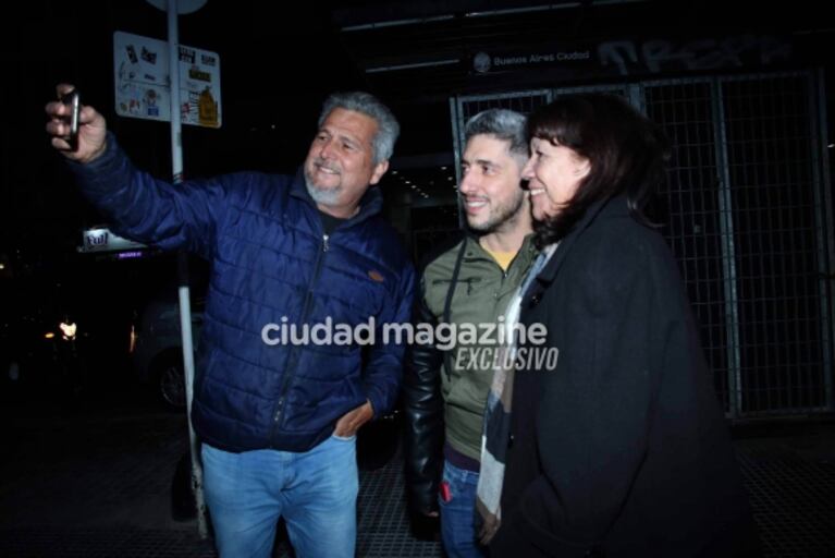 Jey Mammon fue al teatro y se sacó fotos con la gente en su primera salida pública