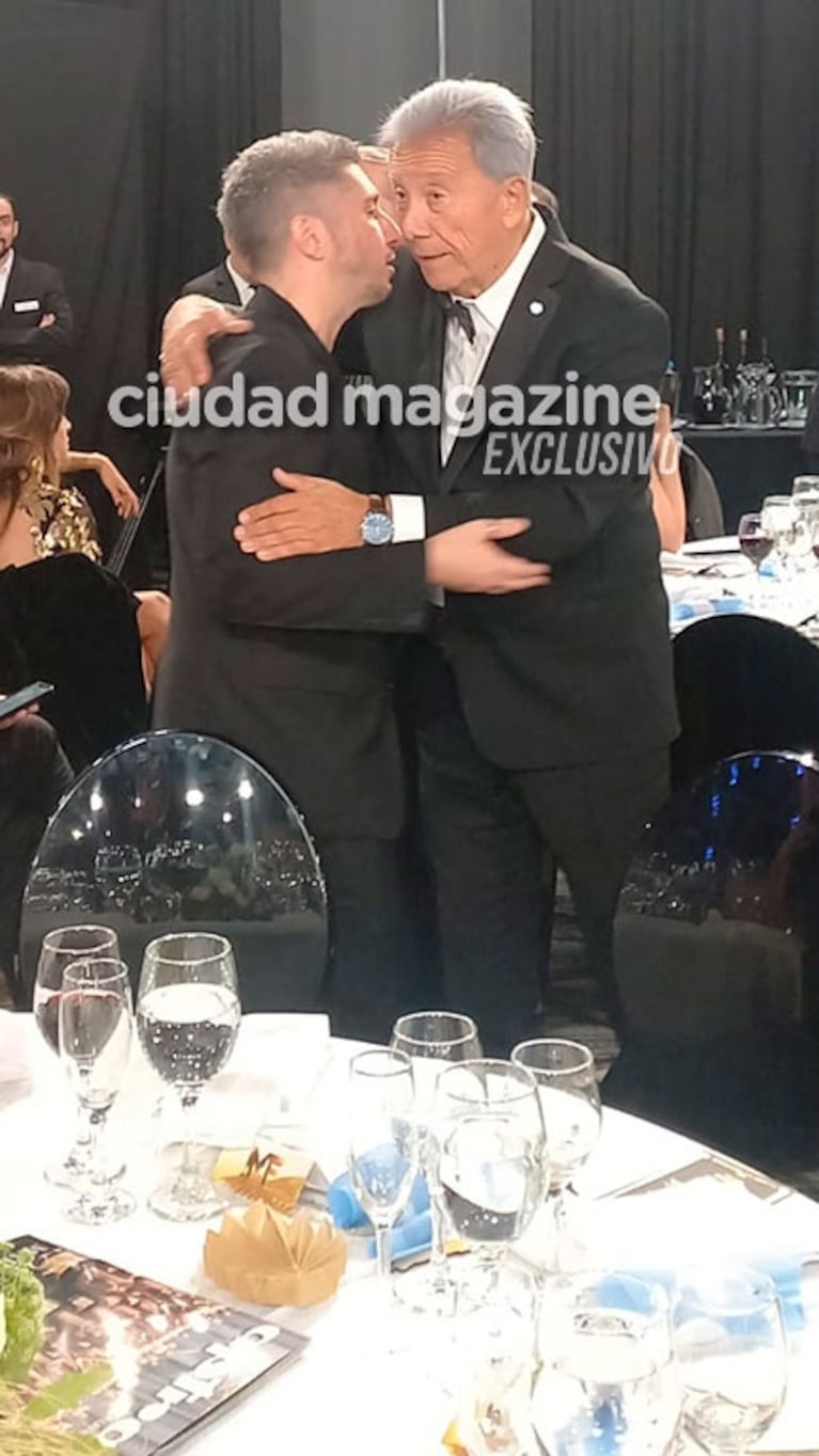 Jey Mammon se quedó solo en la mesa de los Martín Fierro 2023: las impactantes fotos