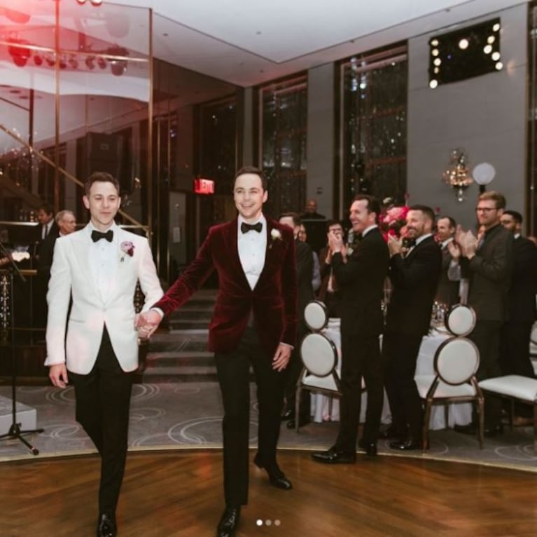 Jim Parsons, el protagonista de The Big Bang Theory, se casó con su novio después de 14 años juntos