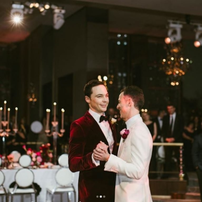 Jim Parsons, el protagonista de The Big Bang Theory, se casó con su novio después de 14 años juntos