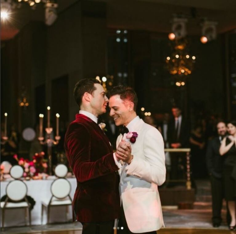 Jim Parsons, el protagonista de The Big Bang Theory, se casó con su novio después de 14 años juntos