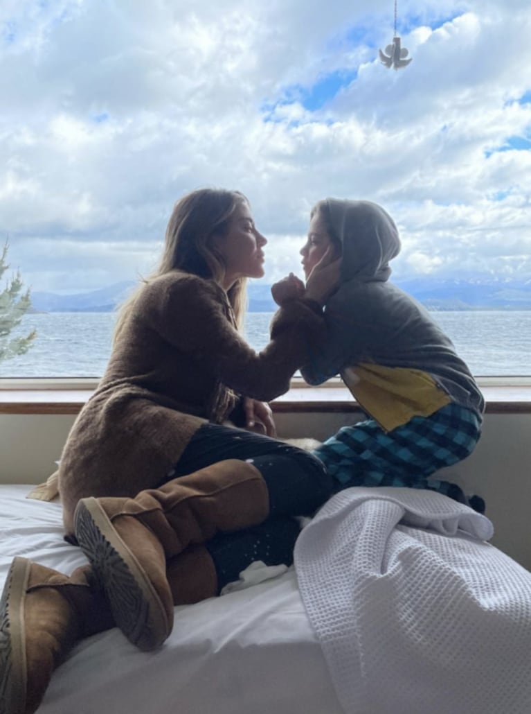 Jimena Barón compartió el divertido álbum de sus vacaciones en Bariloche con Momo: "Amanecimos en el paraíso"