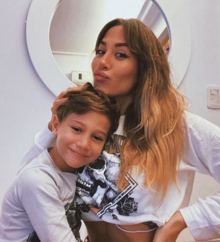Jimena Barón compartió su inusual 'método Netflix' para dormir a Momo: “2.20 AM y mirando un documental sobre extraterrestes”