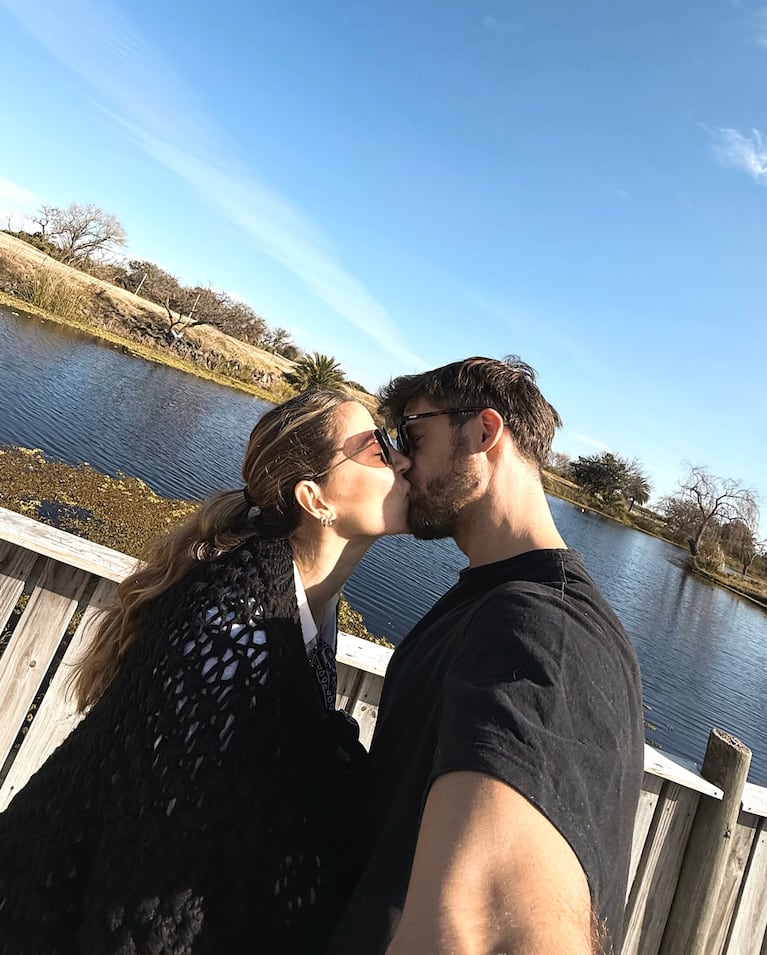 Jimena Barón, de vacaciones con sus hijos y su pareja en Colonia del Sacramento | Créditos: Instagram @jmena