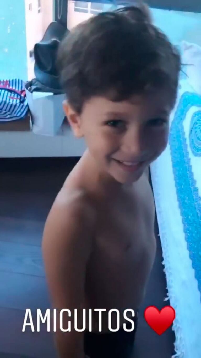 Jimena Barón le cortó el pelo a Momo en su casa y compartió el desopilante video: "¡Volvió la peluquera loca!"