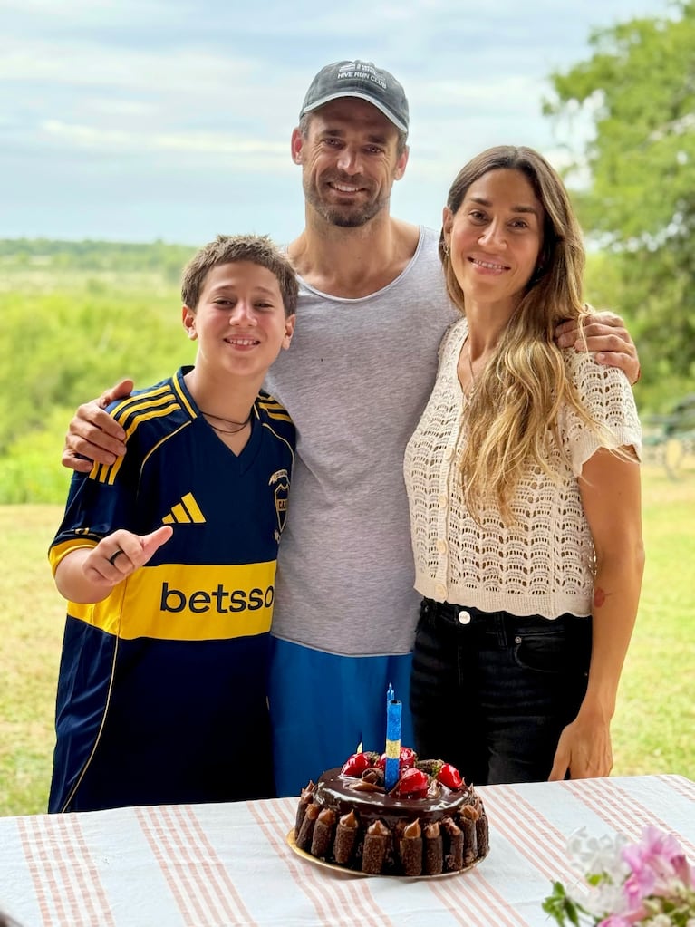 Jimena Barón le festejó el cumpleaños a su hijo Momo: decoración temática, toro mecánico y camiseta de Boca | Créditos: Instagram @jmena