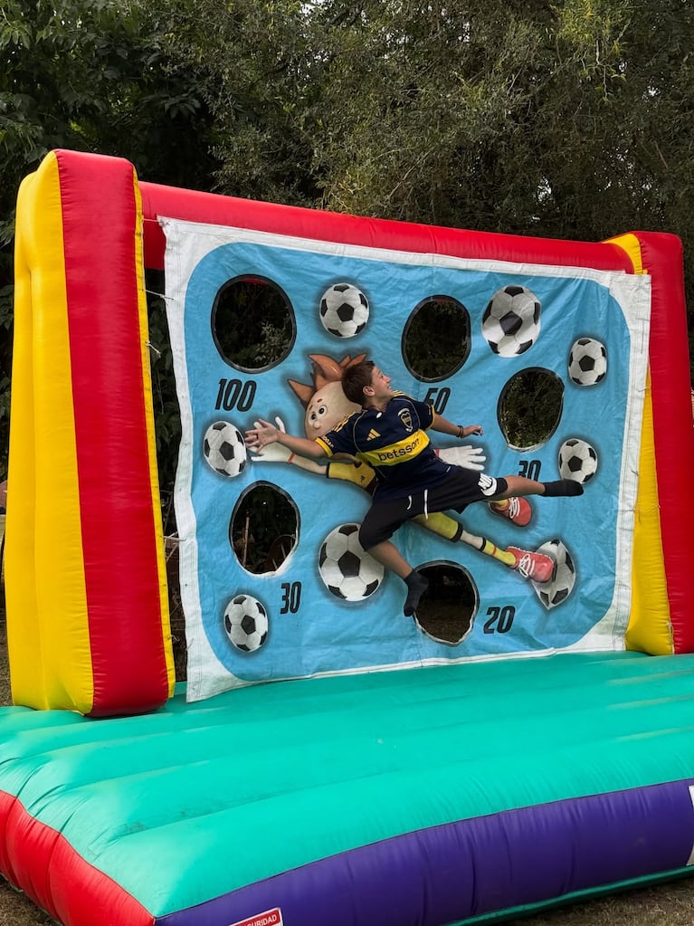 Jimena Barón le festejó el cumpleaños a su hijo Momo: decoración temática, toro mecánico y camiseta de Boca | Créditos: Instagram @jmena