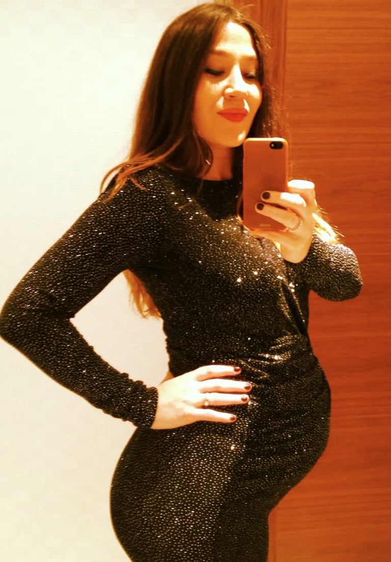 Jimena Barón lució su pancita de embarazo en un vestido de gala. Foto: IG | jmena