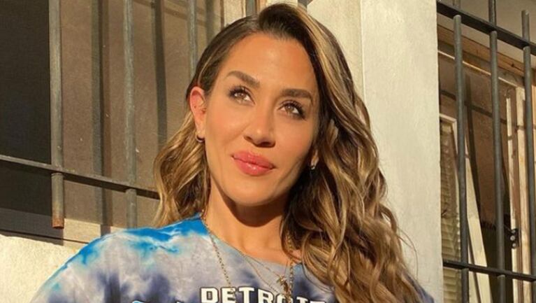 Jimena Barón mostró las llamativas zapatillas que se compró en Miami con una foto de alto voltaje.
