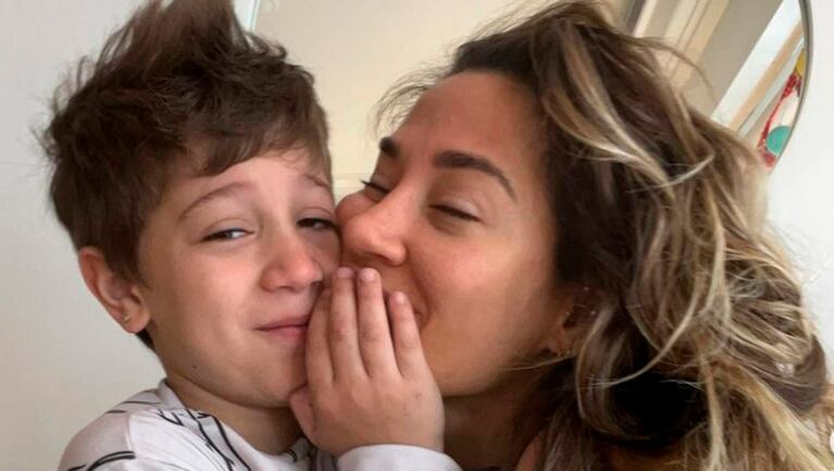 Jimena Barón reveló cómo hizo para que Momo durmiera de corrido en su cama.