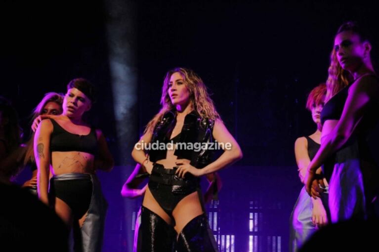 Jimena Barón, una 'cobra' mega sexy en su show en el Ópera: mucha complicidad con su nuevo ¿amigovio?