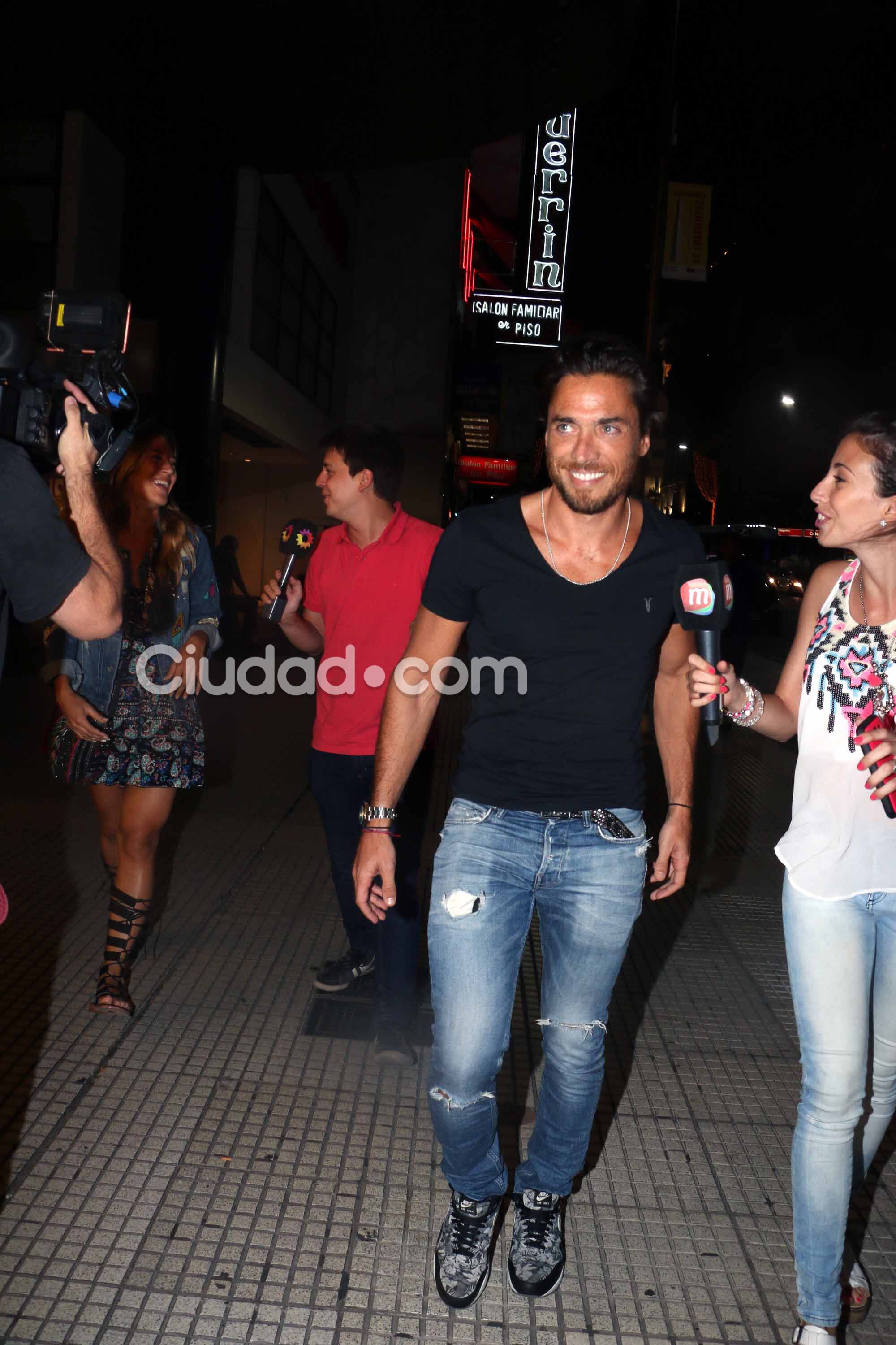 Jimena Barón y Matías Tasín fueron a ver El otro lado de la cama. Foto: Movilpress-Ciudad.com.