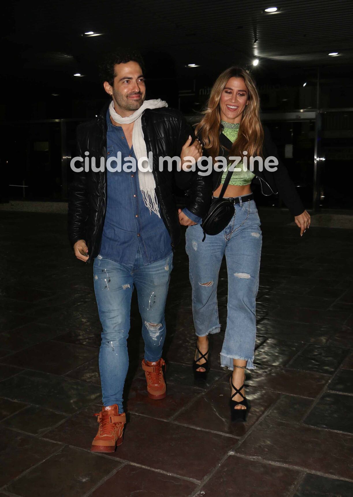 Jimena Barón y Mauro Caiazza, salida al teatro para celebrar sus seis meses de amor. (Foto: Movilpress)