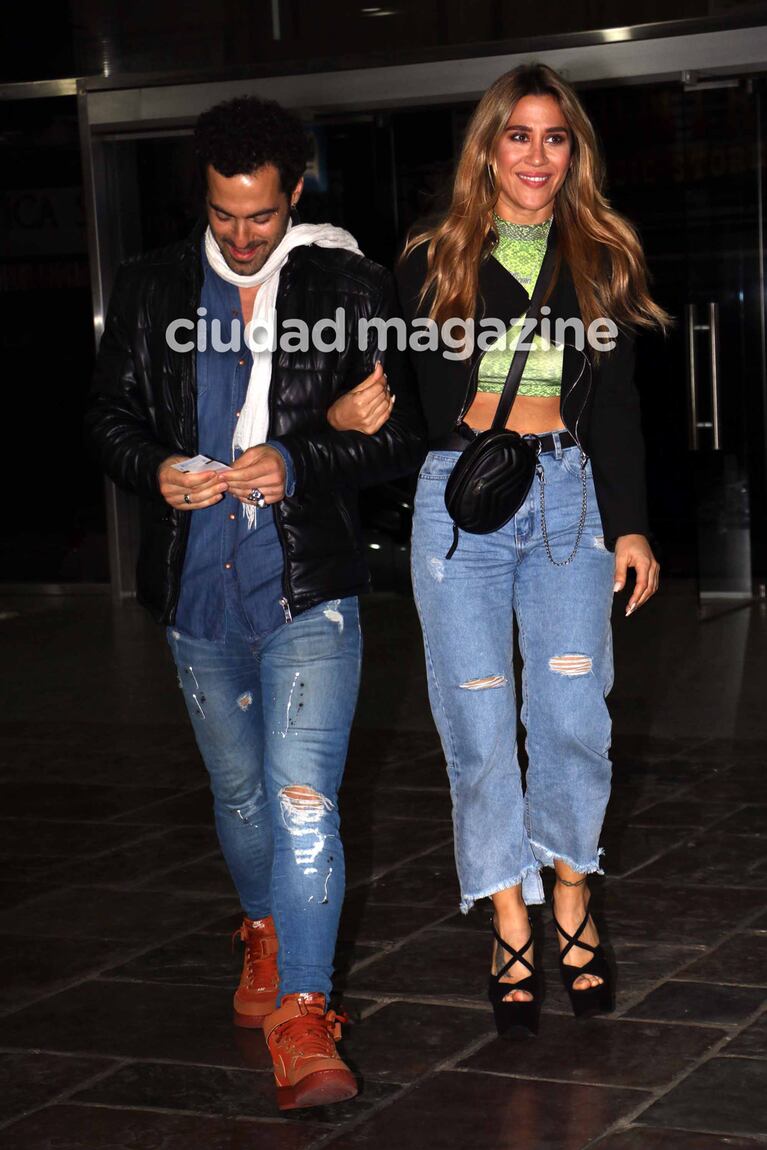 Jimena Barón y Mauro Caiazza, salida al teatro para celebrar sus seis meses de amor. (Foto: Movilpress)