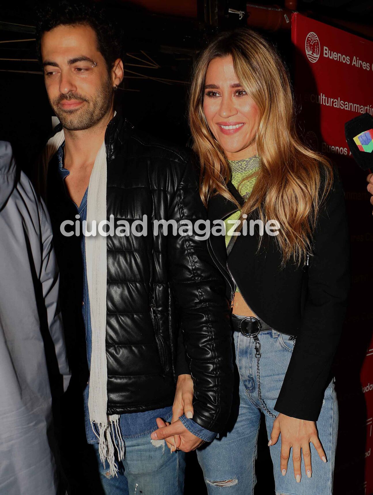 Jimena Barón y Mauro Caiazza, salida al teatro para celebrar sus seis meses de amor. (Foto: Movilpress)