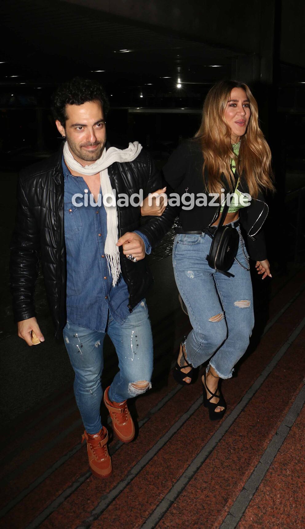 Jimena Barón y Mauro Caiazza, salida al teatro para celebrar sus seis meses de amor. (Foto: Movilpress)