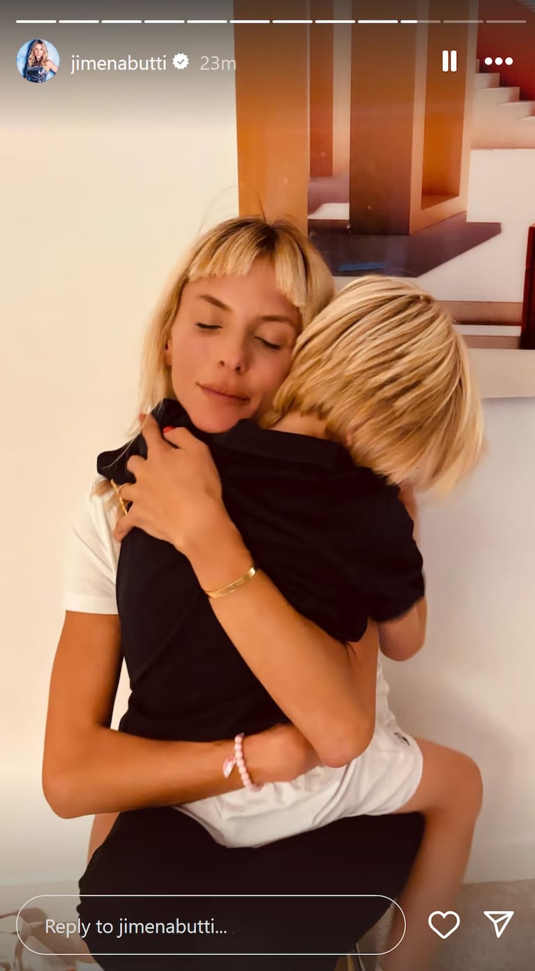 Jimena Buttigliengo con sus hijos en París. Foto: Instagram @jimenabutti