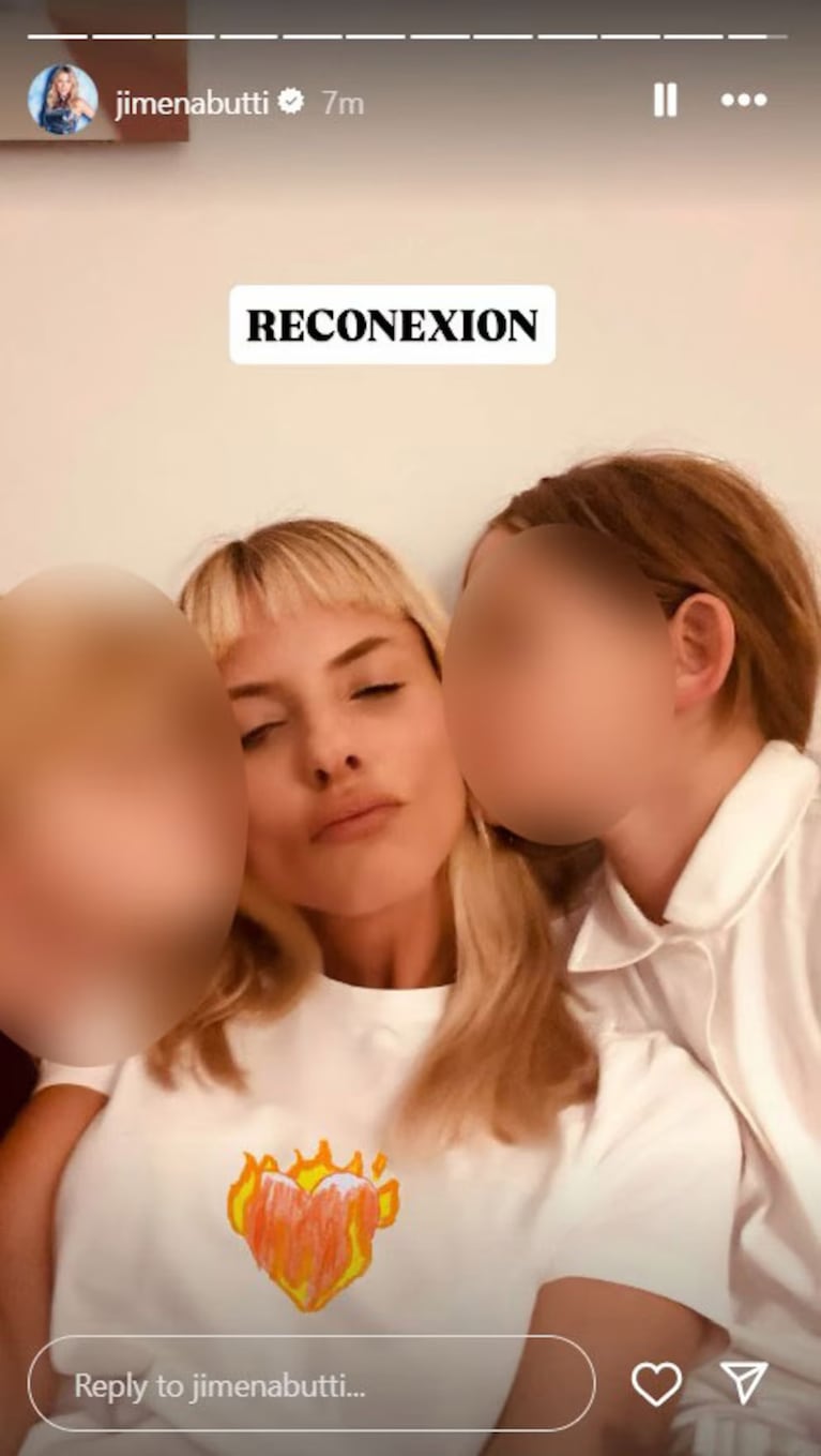 Jimena Buttigliengo con sus hijos en París. Foto: Instagram @jimenabutti