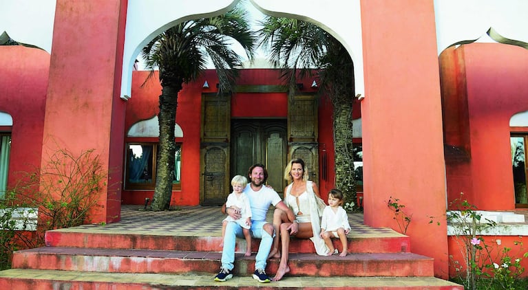 Jimena Buttigliengo junto a su ex marido y sus mellizos (Foto: Caras)