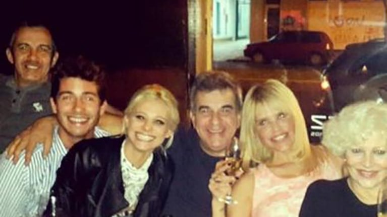 Jimena Campisi y Vico D Alessandro con el elenco de Los Locos Grimaldi. (Foto: Twitter)