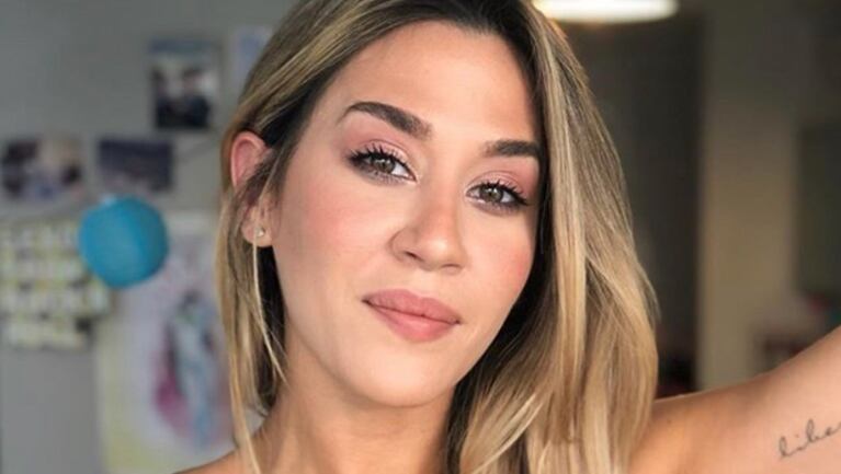 Jimena se tatuó un planeta violeta al lado de uno rojo que ya tenía.