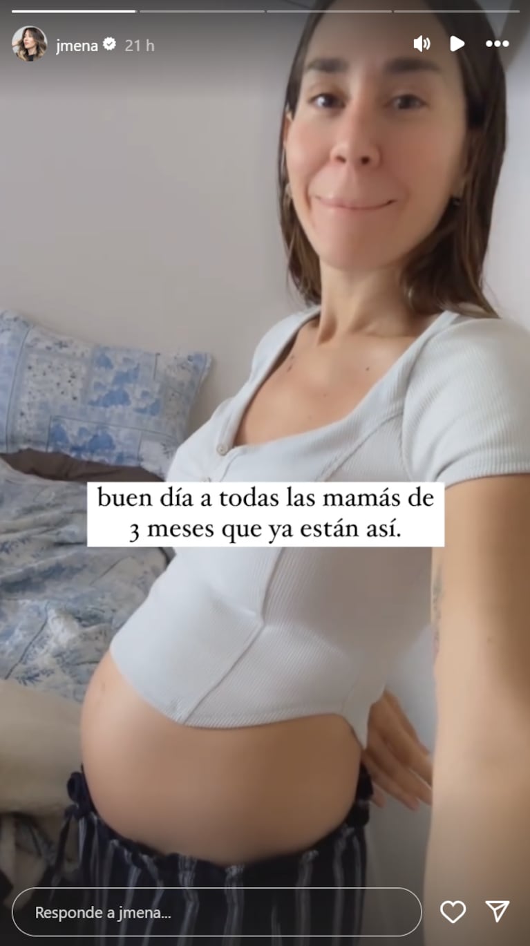 Jimena y su pancita de tres meses.