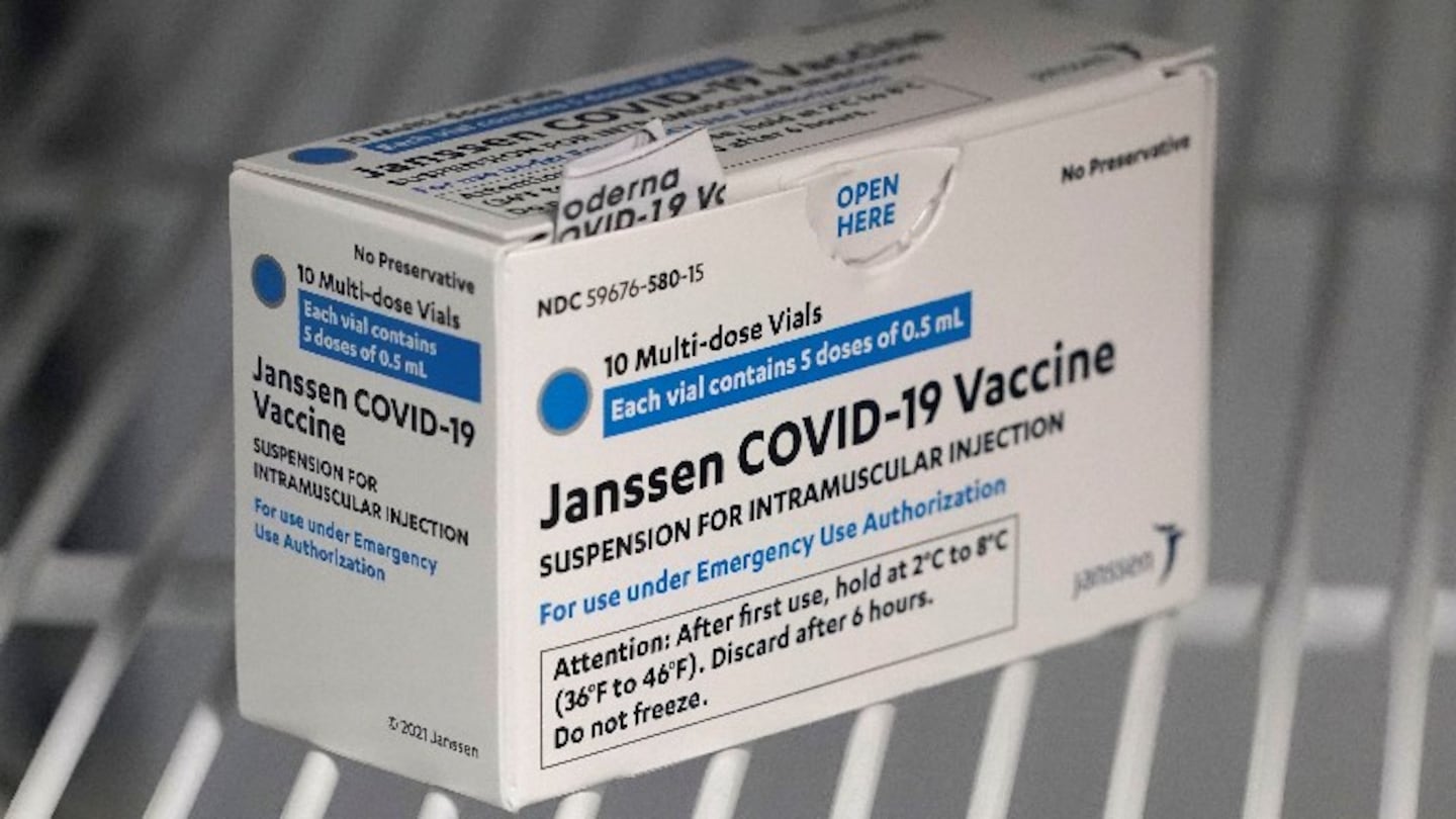 J&J retrasa entrega de su vacuna en Estados Unidos por un error de producción. Foto: AP.