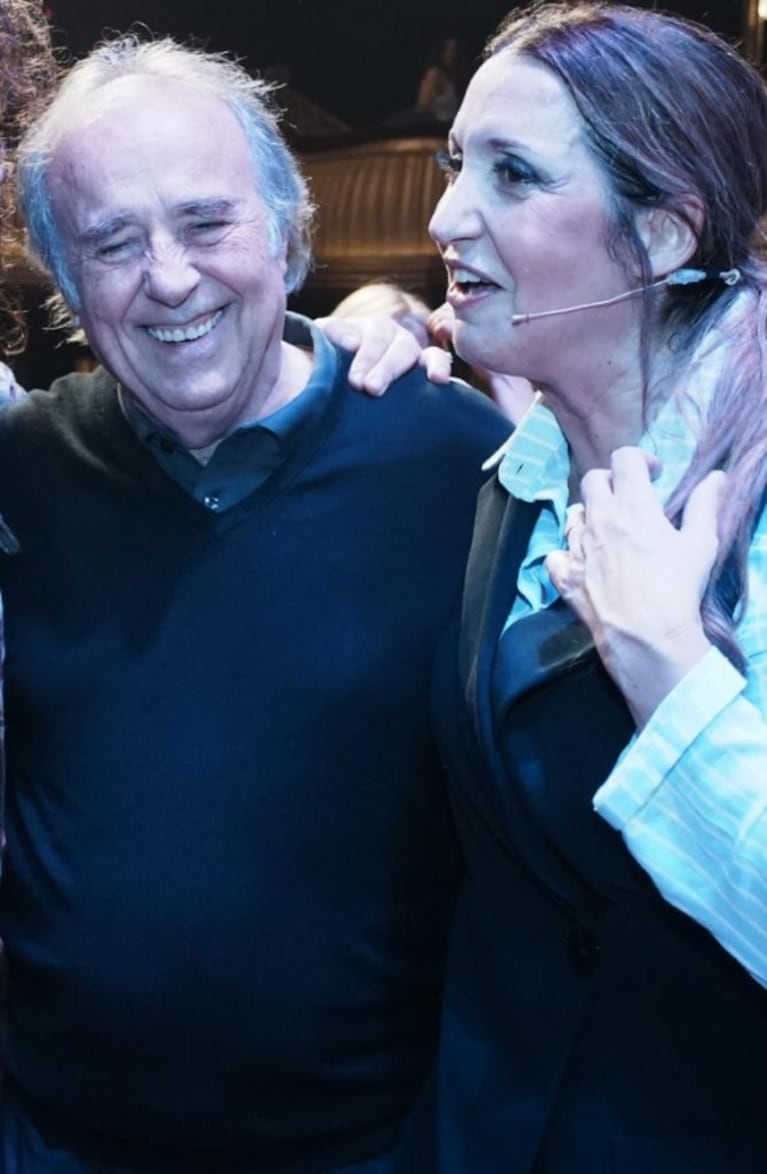 Joan Manuel Serrat y su esposa fueron al teatro en Buenos Aires